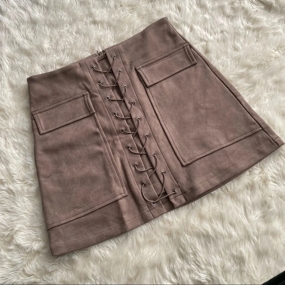 DO+BE skirt faux suede lace up mini with pockets neutral M